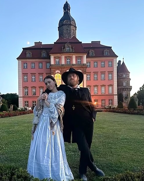 Edvaldo002's tweet photo. I don’t usually post showbiz pics, but I couldn’t resist these first glimpses of Aimee Lou Wood and Johnny Flynn in The Idiots, the film adaptation of Andrew Kaufman’s brilliant The Gambler Wife. Proud of our work together and eager to see it on https://t.co/NkT49mKZyy