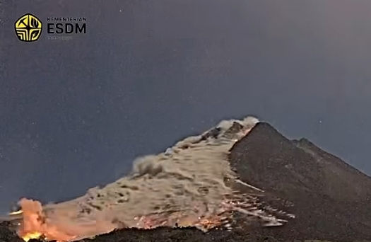 NasionalBerita_'s tweet photo. Gunung Merapi Erupsi Lagi, Awan Panas Meluncur Sejauh 2 Kilometer
https://t.co/dEnzhIAHHN
#beritanasional #erupsi #merapi #beritaterkini https://t.co/EKrSnjcEnc