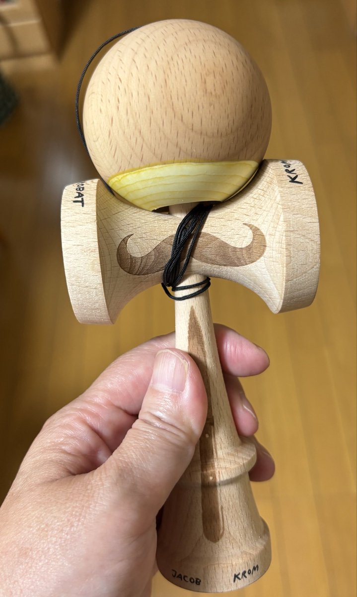 sub64346's tweet photo. 家族からの誕プレ。
私の欲しかったけん玉をプレゼントしてくれました！
このけん玉、おまけでストレスボールもついてきた。
KROMというメーカーのけん玉ですが、玉ねぎデザインがユニーク。 https://t.co/urfgZRtiE8