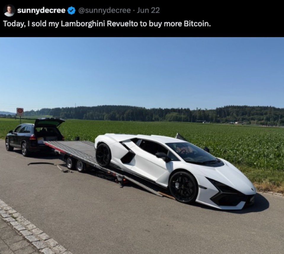 cashcrypto32's tweet photo. Quelqu’un vend sa voiture de luxe
pour racheter du Bitcoin vers 63 000 $.

Deux mois plus tard,

il est déjà dans le vert.

Et tout le monde crie au génie.

C’est toujours comme ça.

Quand ça monte après, on parle de conviction.

Quand ça descend après, on parle d’un débile.

Le vrai sujet n’est pas la voiture.

C’est qu’il a accepté de se séparer de quelque chose de visible pour quelque chose que personne n’applaudit tant que ça n’a pas encore payé.

La plupart font l’inverse.

Ils achètent ce qui se voit.

Et ils vendent ce qui peut encore travailler.

Deux mois de vert ne font pas une légende.

Tenir, si.
🖤