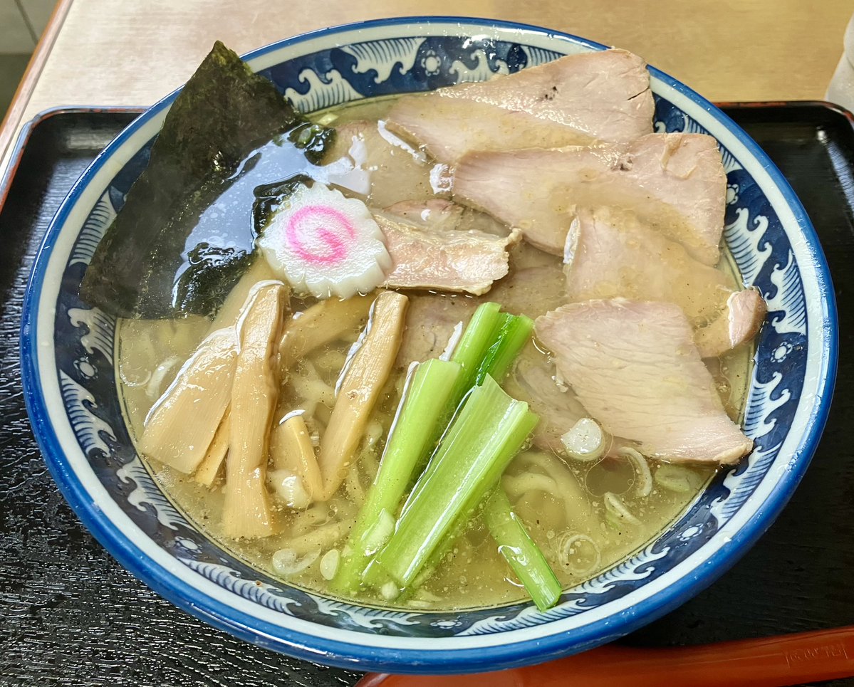 miya_zu's tweet photo. 手打中華 英(はなぶさ)

醤油ワンタンメン
塩チャーシューメン

久しぶりの白河ラーメン🍜
生憎の天気☔️だったけどさすが人気店！かなり待ちました👬

手打ちぢれ麺はもちもちで美味かったです♪

ごちそうさまでした😋 https://t.co/tdxeH9SbtA