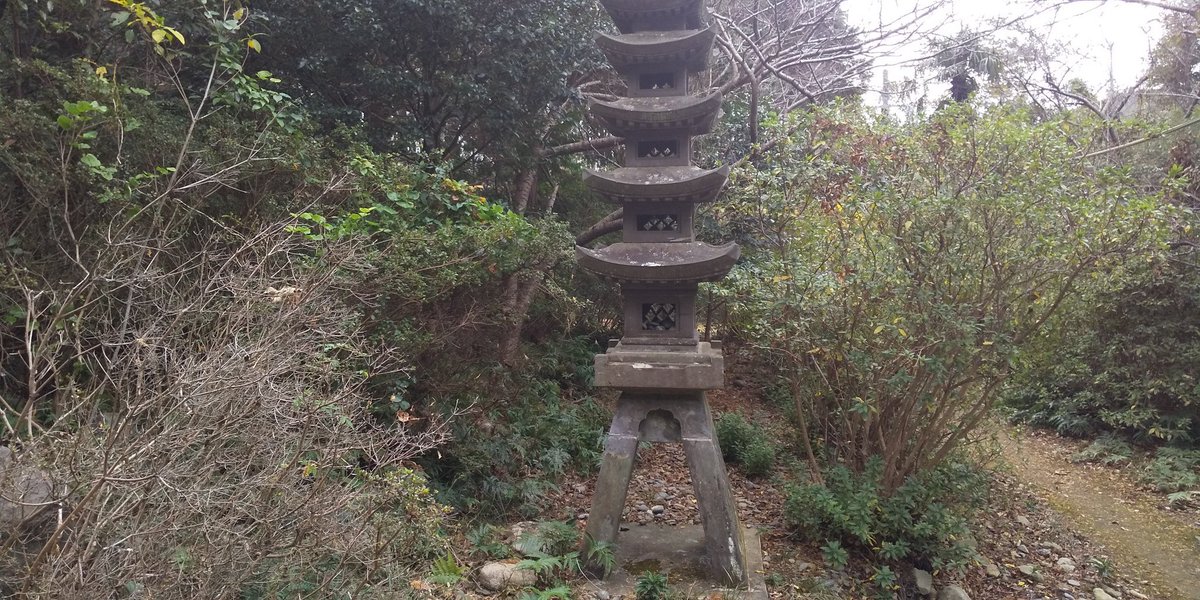 kouhei2708's tweet photo. 日本三大オソロシドコロ「八丁郭」
豆酘地区の浅藻に龍良山(通称　天道山)の南側の原始林の中にあります。
ピラミッド状の石積みは天道法師の御墓とされその前は土足厳禁になってます。

　#対馬　#日本三大オソロシドコロ　#八丁郭　#禁足地 https://t.co/Xw39dDdhqB