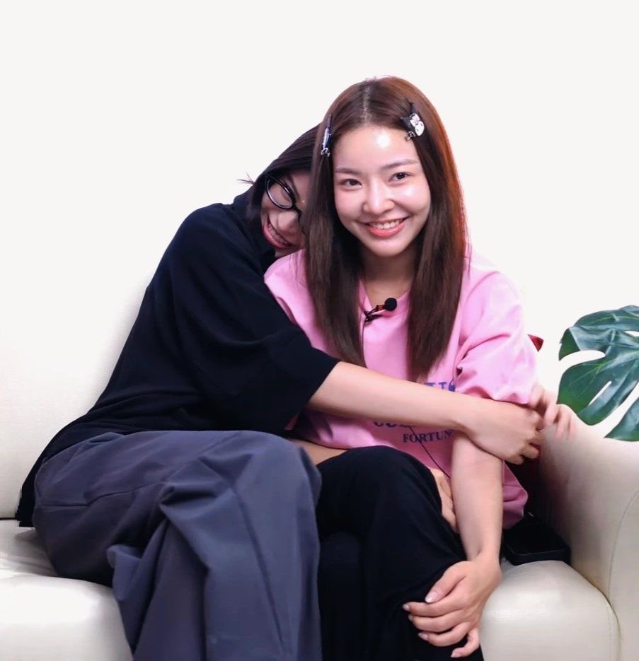 hrtsyada's tweet photo. Their hugs >>>

#faymay #mayyada #fay_riezz https://t.co/EBuKiaPjFG