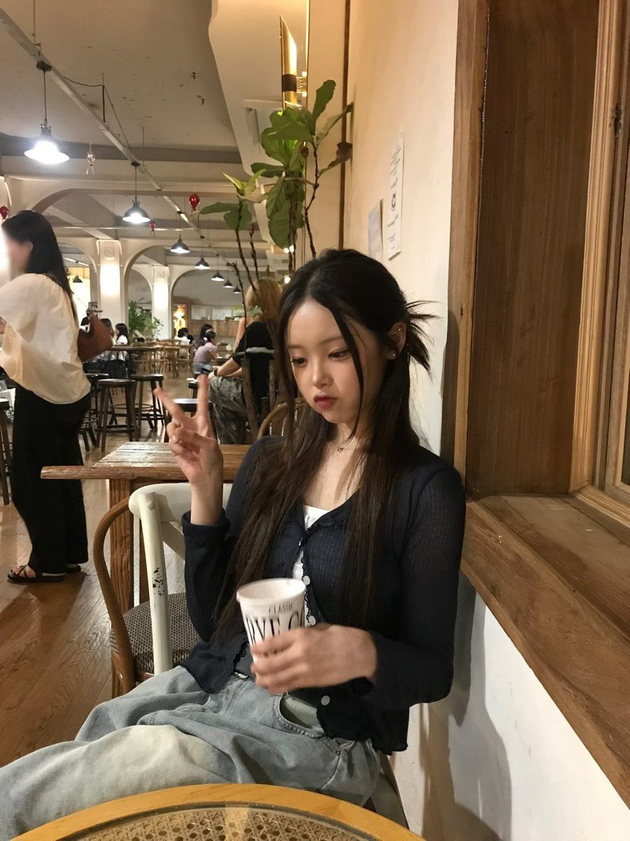 bbangforyuna's tweet photo. 260829 플러스챗

여러분 =.=… 조은 토요일 보내구 있나요?? ♡
이 사진은 예~전에 친구랑 카페 갔을 때 찍은 사진인데 슬쩍 올려보아요…📸
오늘 덥긴 하지만 날씨는 좋던데 다들 뭐 하실 거예요?? 저는 여러분 하루도 궁금해요ㅎㅎ
그리고 지원이랑 예슬이 언니가 코로나에 걸린 만큼 여러분도 몸 조심하셨으면 좋겠어요…!!
일정이 조금 밀리게 돼서 미안하고, 기다려줘서 고맙다는 말도 꼭 하고 싶었어요
그리구 오늘 뭐 먹었는지도 알려줘요 ♥

#keyveatz #키비츠
#KIMYUNA #김유나