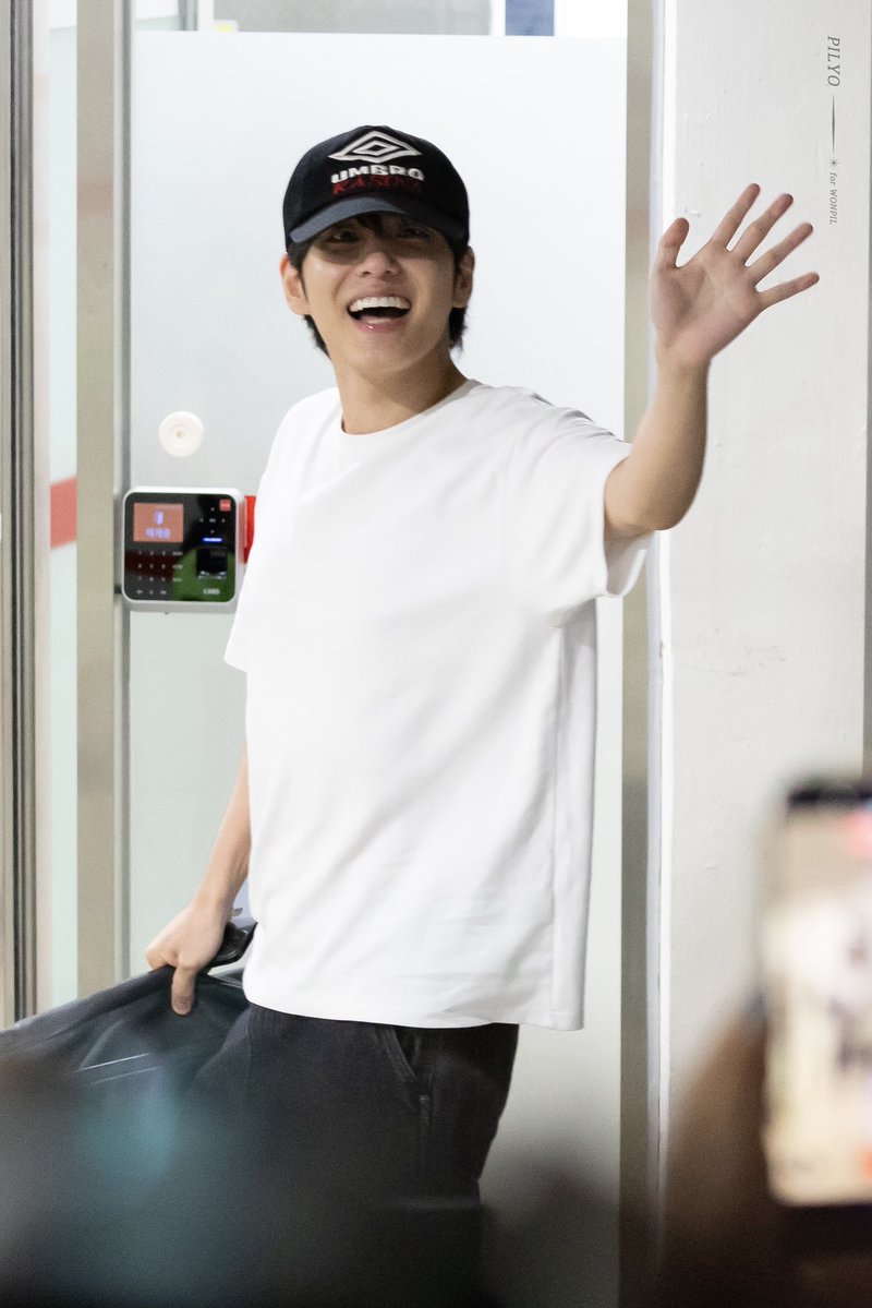 pilyo_428's tweet photo. 260829 시구 출근
#원필 #데이식스 #DAY6 #WONPIL https://t.co/XdA0hWMPg3
