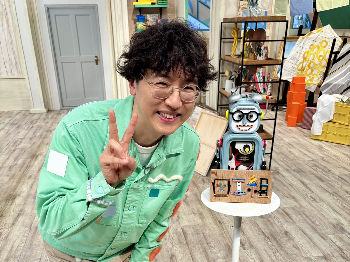 urasake's tweet photo. 今日ハ土曜。
イヨイヨ明日ニチアサ7:10カラ放送ダヨ🤖

図工組の一員、ロボも登場🙌
番組では作品を良くするひと工夫『digi TIPS』を紹介してくれます。

ちなみに彼のボディの一部はデジタル工作機械《レーザーカッター》で作りました✨

#Eテレ
#キミなら何つくるdigi
#図工組ロボ https://t.co/9NWG8dn2Se