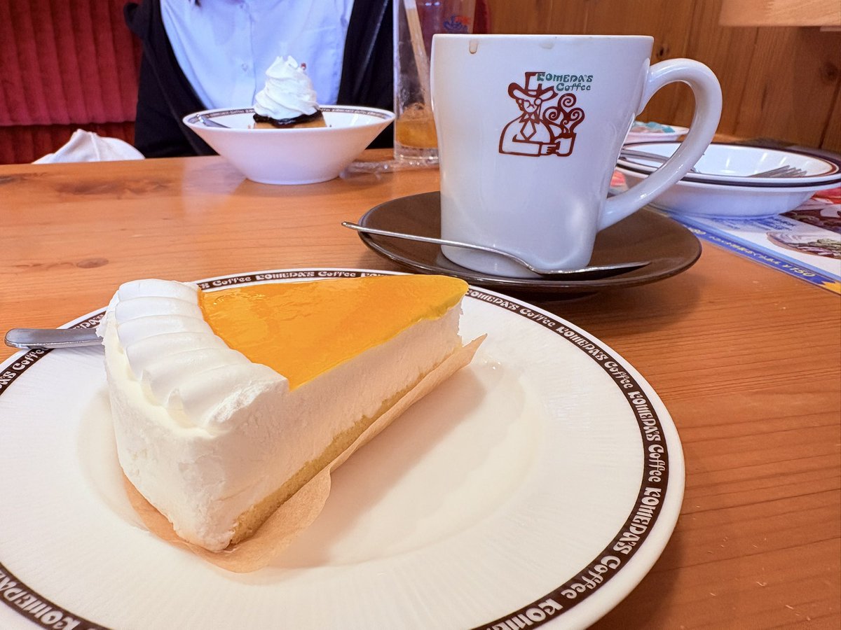 chiroru1231's tweet photo. 午前中は娘の高校受験の為のお出かけ☔️

終わったらすぐ帰りたいと言ってたけど、お昼過ぎててお腹空いた様でランチに付き合ってくれた😋

娘のハンバーガー大き過ぎて、デザート半分ぐらい残した

プリンもゼリーも飲み物じゃん、余裕と思って貰ったけど…
食べ始めたらキツかった
プリンは重い💦 https://t.co/cMVuBcWv3P