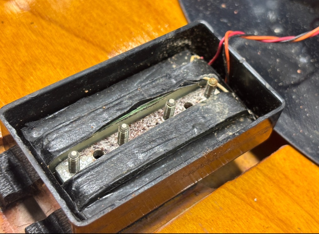 1484repair's tweet photo. リペアセンター、鋭意リペア・メンテナンスを行っています。

特徴的な楽器や珍しい部品に触れて、通常は見られないような裏側を目にできることは、リペアを行っているときの楽しみの一つかもしれません。
たくさんのリペアをしていると、色々な楽器に出会うことができます！

#イシバシリペア https://t.co/1vk4EfF7vs