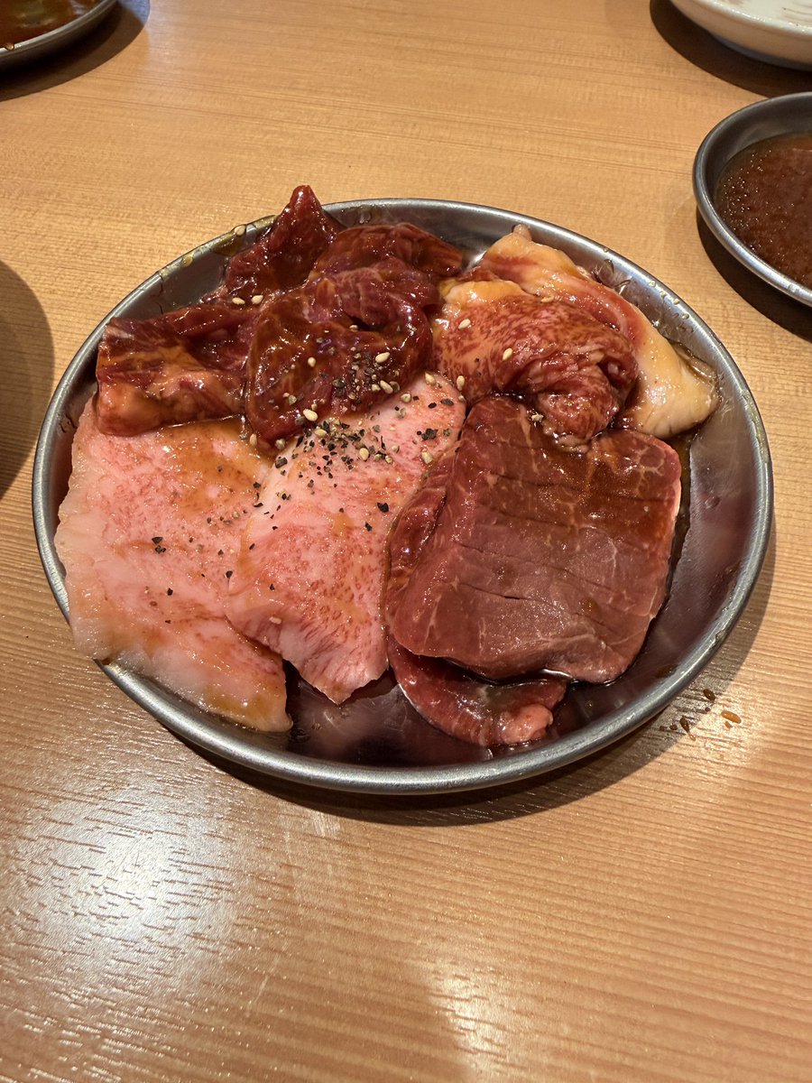 torufes's tweet photo. ドリンク50円は安心感しかないうえに、焼肉も安くてうまい（焼肉大衆酒場 真 肉焼屋 天神橋四丁目店 サンド） https://t.co/kbjDyUbsIt