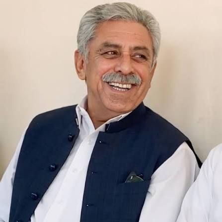 AdvSahibaRana's tweet photo. 8 اگست  آیت نور اچانک لاپتہ ہو جاتی ہے۔ پریشان حال والدین ر تلاش کرتے ہیں اور جب ہارے تھکے تھانے پہنچتے ہیں، تو قانون کے رکھوالے ایف آئی آر درج کرنے سے صاف انکار کر دیتے ہیں۔ پولیس کی اس بے حسی کی وجہ کوئی غفلت نہیں، بلکہ وہ "حکمِ حاکم" تھا جو تھانے پہنچنے سے پہلے ہی یوسف ایوب خان کے فون کی صورت میں آ چکا تھا کہ "اس معاملے پر کوئی کارروائی نہیں ہونی چاہیے"۔

 باوثوق ذرائع تصدیق کرتے ہیں کہ ہری پور میں ڈی پی او سے لے کر عام سپاہی تک کی تعیناتی اسی سیاسی اثر و رسوخ اور یوسف ایوب خان کی مرضی کے بغیر ممکن نہیں۔

مایوس والد محمد شفیق جب خالی ہاتھ لوٹ گئے، تو اس کے تین گھنٹے بعد پولیس جائے وقوعہ پر پہنچتی ہے۔ وہاں صرف خانہ پُری کی جاتی ہے اور ایک پڑوسی کے گھر لگے سی سی ٹی وی کیمرے کی فوٹیج اپنے قبضے میں لے لی جاتی ہے۔ یہ فوٹیج مقتولہ کے والد تک کو نہیں دکھائی جاتی، جس سے صاف ظاہر ہوتا ہے کہ پولیس پہلے ہی دن سے حقائق کو سامنے لانے کے بجائے ثبوت مٹانے کے مشن پر کاربند تھی۔

 مجبور باپ نے اپنے طور پر تفتیش شروع کی۔ انہوں نے پڑوسی کے موبائل سے اس فوٹیج کا ایک اسکرین شاٹ دیکھا، جس میں آیت نور کو لے جانے والے لڑکے کی واضح شناخت ہو رہی تھی۔ والد نے فوراً پولیس کو مطلع کیا، لیکن پولیس روایتی سستی دکھا کر واپس چلی گئی۔ بعد ازاں، جب دباؤ بڑھا تو اس نامزد لڑکے کے بڑے بھائی کو حراست میں لیا گیا، لیکن صرف ایک رات حوالات میں رکھنے کے بعد مبینہ طور پر بھاری رشوت لے کر اسے رہا کر دیا گیا۔

اس پورے دورانیے میں یوسف ایوب خان مسلسل ڈی پی او اور متعلقہ ایس ایچ اوز سے رابطے میں رہا۔ اگر اس معاملے کی غیر جانبدارانہ تحقیقات کرنی ہیں تو یوسف ایوب خان کا کال ڈیٹا ریکارڈ (CDR) نکلوایا جائے  یہ شخص اس مخصوص جگہ پر بھی موجود پایا گیا جہاں سے بعد میں بچی کی لاش برآمد ہوئی۔

جب یہ معاملہ سوشل میڈیا اور میڈیا پر بری طرح ہائی لائٹ ہوا، تو مجبوری میں پولیس متحرک ہوئی اور واقعے کے پورے 16 روز بعد معصوم آیت نور کی لاش بازیاب ہو سکی۔ لاش کی حالت ایک ہولناک سچائی بیان کر رہی تھی بچی کے پاؤں میں جوتے موجود تھے، جس کا سیدھا مطلب یہ ہے کہ وہ اغوا کے بعد کئی روز تک زندہ رہی۔ لیکن افسوس! پولیس یوسف ایوب خان کی پشت پناہی کے باعث ہاتھ پر ہاتھ دھرے بیٹھی رہی اور معصوم بچی تڑپ تڑپ کر جان دے گئی۔

پولیس نے اب جن تین ملزمان کی گرفتاری ظاہر کی ہے، وہ کم عمر (نابالغ) ہیں تاکہ انہیں قانون کی گرفت سے بچایا جا سکے اور سزاؤں سے مبرا رکھا جائے۔ یہ اصل ملزمان ہو ہی نہیں سکتے، کیونکہ اگر یہ اصل مجرم ہوتے تو بچی بہت پہلے مل چکی ہوتی۔

 یا پھر یہ محض مہرے ہیں اور ان کے پیچھے اصل چہرے کوئی اور ہیں۔ پولیس نے اب تک ان ملزمان کو پبلک کے سامنے پیش (Show) تک نہیں کیا، لوگ صرف ان کے ناموں سے واقف ہیں۔ سوال یہ پیدا ہوتا ہے کہ اغوا کے بعد اتنے دن تک بچی کس کی تحویل میں تھی؟ اور ملزمان کی گرفتاری کے وقت بھی اگر بچی زندہ تھی، تو وہ اصل طاقتور کون ہے جسے بچانے کے لیے یہ سارا ڈرامہ رچایا جا رہا ہے؟

یہاں صوبائی حکومت کا کردار بھی شدید شکوک و شبہات کی زد میں ہے۔ وزیر اعلیٰ سہیل آفریدی اگر سچے ہیں تو حلفاً یہ بتائیں کہ کیا انہیں عمر ایوب خان نے فون کر کے اس معاملے پر زبان بند رکھنے کی ہدایت نہیں کی تھی؟ یہی وجہ تھی کہ پی ٹی آئی کے اپنے کارکنان سوشل میڈیا پر آواز اٹھاتے رہے، لیکن صوبائی حکومت ٹس سے مس نہ ہوئی۔

پھر جب لاش مل گئی اور عوامی غیظ و غضب عروج پر پہنچا، تو روایتی منافقت کا مظاہرہ کرتے ہوئے بیان داغ دیا گیا کہ "وزیر اعلیٰ نے نوٹس لے لیا ہے"۔ اس دوران ہری پور سے پی ٹی آئی کے تینوں ارکانِ صوبائی اسمبلی (MPAs) کے سوشل میڈیا اکاؤنٹس پر مجرمانہ خاموشی چھائی رہی۔ دھرنے ہوئے، احتجاج ہوئے، لیکن چور کی داڑھی میں تنکے کے مصداق یہ عوامی نمائندے غائب رہے کیونکہ ان میں مظلوم عوام کا سامنا کرنے کی ہمت نہیں تھی۔ 

حد تو یہ ہے کہ یہ بااثر سیاسی نمائندے بچی کے جنازے تک میں شریک نہیں ہوئے اور عمر ایوب خان نے آج تک اس غریب کے گھر جا کر تعزیت کرنے کی زحمت نہیں کی۔ ہری پور کی تاریخ میں یہ پہلی بار ہوا ہے کہ ایوب خاندان اپنے ہی حلقے میں اتنے بڑے لرزہ خیز واقعے پر اس حد تک لاتعلق اور بیگانہ رہا کہ جنازے اور تعزیت تک کا بائیکاٹ کر دیا۔

چونکہ مقامی پولیس پہلے دن سے لے کر اب تک اس کیس کو خراب کرنے، ثبوت مٹانے اور اصل مجرموں کو تحفظ دینے میں مصروف ہے، اس لیے اس کٹھ پتلی پولیس سے انصاف کی کوئی امید نہیں رکھی جا سکتی۔ ہماری عدالتِ عالیہ سے پرزور اپیل ہے کہ اس پورے معاملے کی شفاف تحقیقات کے لیے ہائی کورٹ یا سپریم کورٹ کے معزز جج کی سربراہی میں ایک بااختیار جوڈیشل کمیشن تشکیل دیا جائے تاکہ ننھی آیت نور کے خون سے ہولی کھیلنے والے اصل کردار بے نقاب ہو سکیں اور انہیں عبرت کا نشان بنایا جا سکے۔

#JusticeForAyatNoor