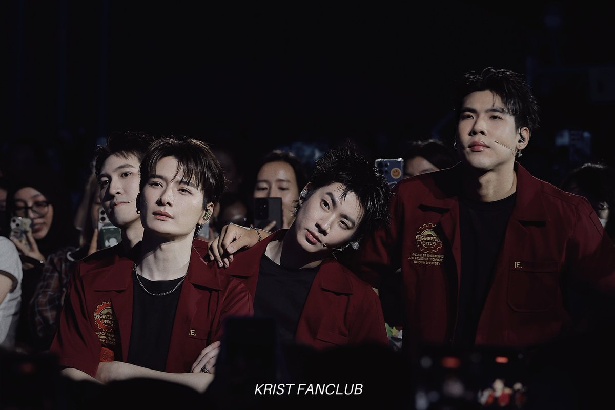 krist_est's tweet photo. แก๊งพี่ว๊าก รายงานตัว 😎

SOTUS NICE 2 C U AGAIN
#SOTUS10thYearConcertD1
#KristPerawat https://t.co/ZeAJIf6FYC