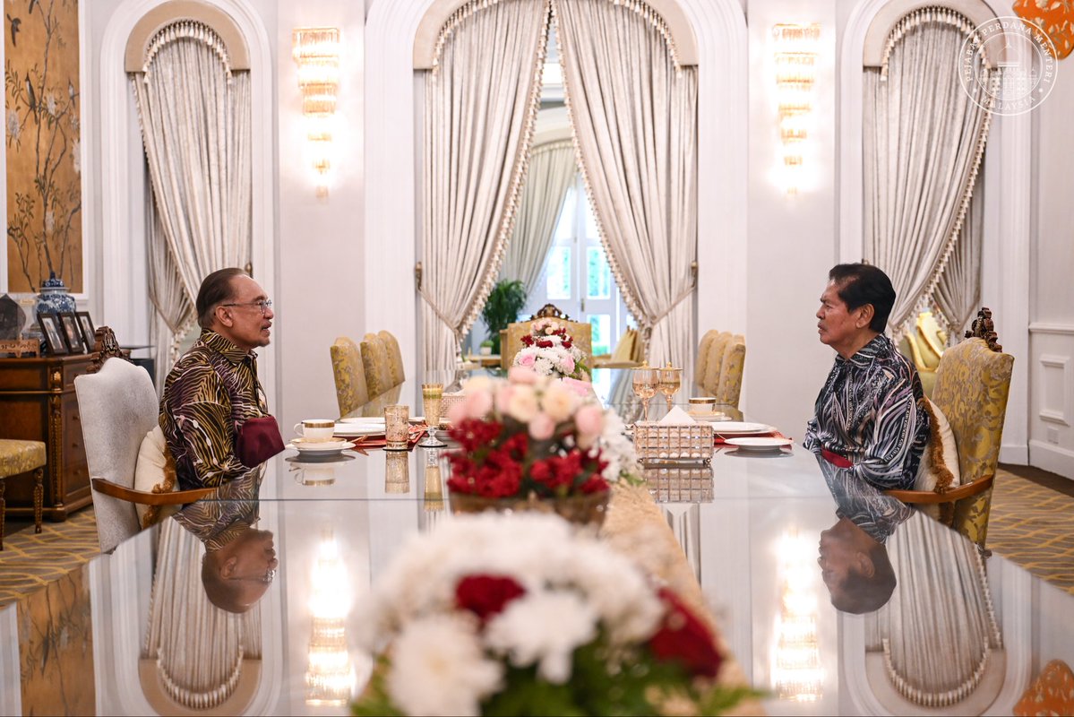anwaribrahim's tweet photo. Mengakhiri lawatan di Pulau Pinang dengan menghadiri majlis minum petang bersama Yang di-Pertua Negeri Pulau Pinang, Tun Ramli Ngah Talib.

Insya-Allah, pertemuan ini akan terus memperkukuh hubungan dan kerjasama erat antara Kerajaan Persekutuan dengan Kerajaan Negeri Pulau Pinang demi kesejahteraan rakyat dan kemajuan negeri.

#MalaysiaMADANI 
#YakinMADANI