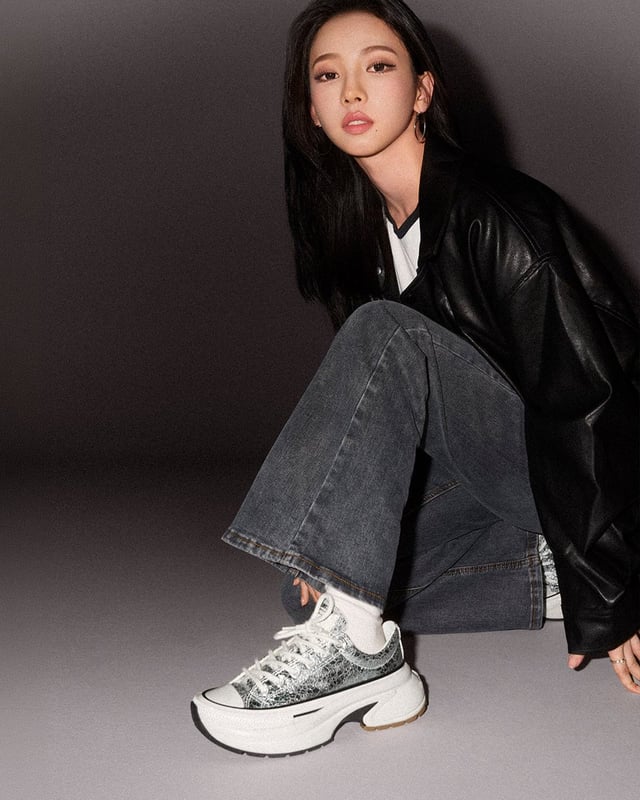 viraltakes's tweet photo. Aespa's Karina looks amazing for Converse. https://t.co/zMwFDtPO0f