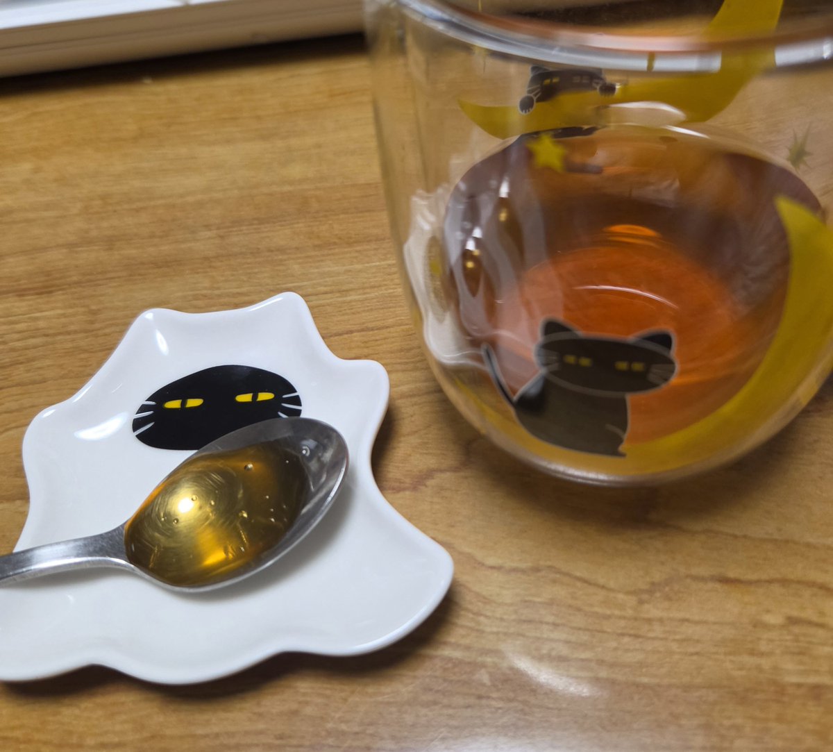 mimin_22's tweet photo. 喉のうるおい～
アイスティ飲みながらハチミツ舐め舐め https://t.co/pjtepDngRJ