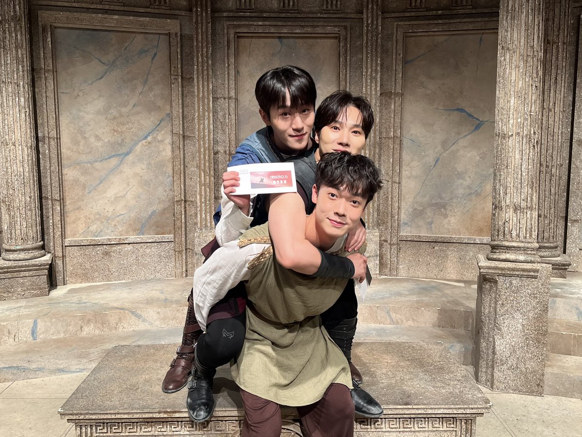 sum_navi's tweet photo. 연극[#이올라오스] 
🏛️전석매진 만원사례

“ 매진이 아닌 척 하지마. ”

시민 여러분들의 성원에 힘입어
금일 8/29(토) 3시 공연이 매진되었습니다!

더운 날씨에도 테베를 찾아주신 시민 여러분들께 진심으로 감사드립니다. 

테베를 위하여!⚔️ 
-
2026.06.21 - 09.06
예스24아트원 3관
-
#섬으로간나비 #연극이올라오스