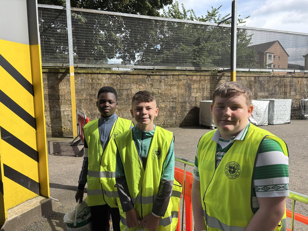 StAndrewsRCSec's tweet photo. Delighted to help our friends @FounationCFC with their Badge Day Appeal collection today. 
@StAndrews_2030 
@ndmagazine 
@NotreDame 
#ServiceNotSelf
#FidusEtAudax
#AdvocatesOfJustice https://t.co/iJmK8xAq4o