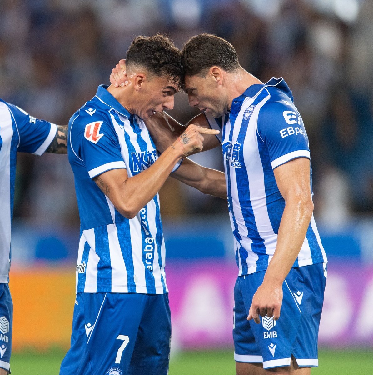 angelp_hidalgo's tweet photo. Esto es Mendi, esto es el Glorioso. 💙🤍
Qué manera de luchar, sufrir y disfrutar juntos.
¡Qué noche @deportivoalaves!🤩 https://t.co/bqjRbCABhf