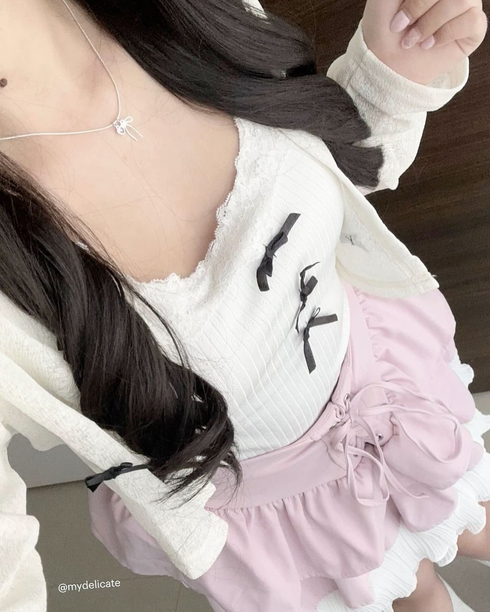 mydelicate10's tweet photo. Now she doesn’t want to play or socialize with any dog, she gets spooked VERY easily by the most random things and even at home she’s in https://t.co/yCumLMiMSR