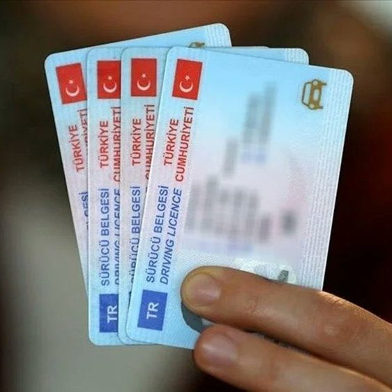 pusholder's tweet photo. Ehliyet sınavlarında 'sabit parkur' sistemi kademeli olarak kaldırılarak 'serbest güzergah' uygulamasına geçilecek. (İHA)

- Adaylar akan trafikte sınava girecek.
- Park, dubalar yerine gerçek araçların arasında yapılacak.
- Sınav süresinin yaklaşık 35 dakikadan 1 saate çıkması bekleniyor.
- Direksiyon eğitimleri 24 saate yükselecek.
- Adaylar çevre yolu ve otopark gibi farklı trafik koşullarında değerlendirilecek.