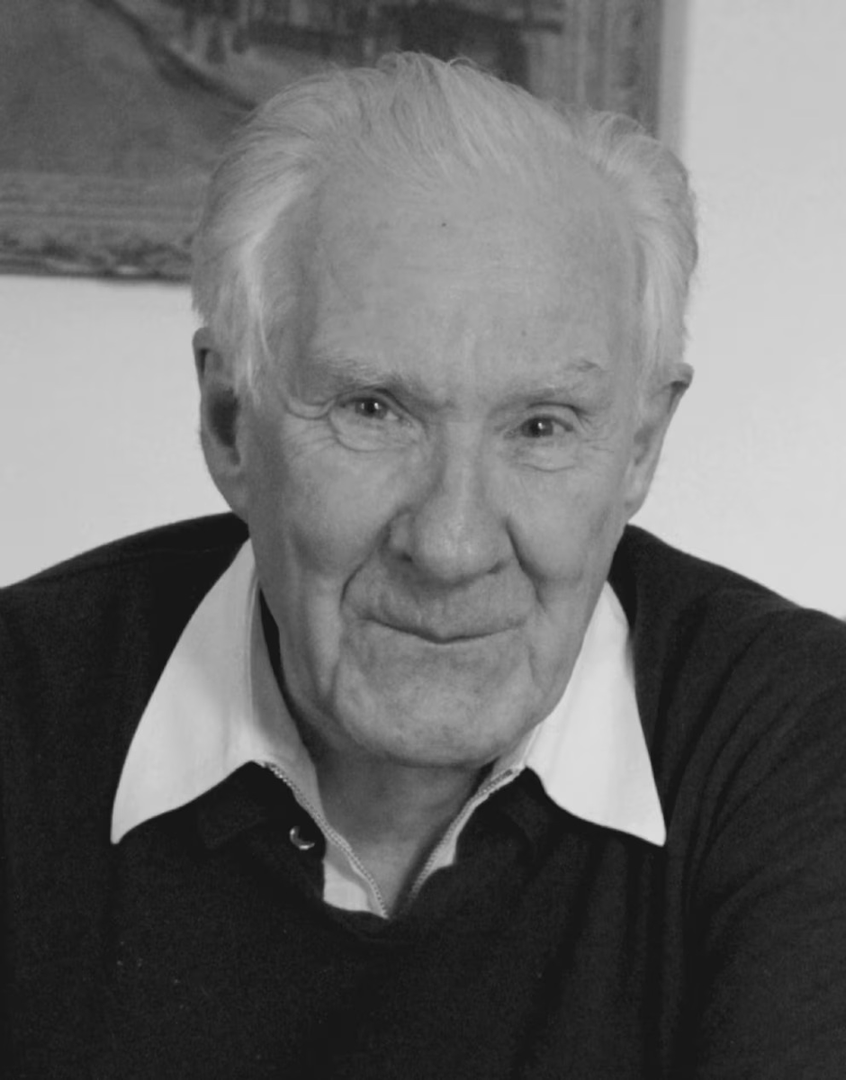 Lupo55's tweet photo. Badiou contra la vida falsa: juventud, capitalismo y la política de volver a tener una idea por la cual vivir – el blog de Artemio López 

El texto de Alain Badiou es particularmente potente porque no presenta la juventud como una cuestión biológica o generacional, sino como un problema político: quién define el sentido de la vida y para qué se vive. El artículo de Eterna Cadencia reproduce un pasaje de La verdadera vida, donde Badiou retoma a Sócrates, Platón y Rimbaud para formular una crítica radical de la sociedad contemporánea.

La tesis central: hay una vida falsa y una vida verdadera

Para Badiou, la "vida verdadera" no consiste en alcanzar bienestar individual, riqueza o reconocimiento. Es, fundamentalmente, una existencia organizada alrededor de una Idea que trasciende el interés individual.

Por eso recupera la pregunta socrática: ¿qué es una vida verdadera? Y contrapone esa vida a una existencia subordinada al dinero, el poder, el consumo y la satisfacción inmediata. La filosofía tendría precisamente la función de "corromper" a los jóvenes: sacarlos de los caminos previamente trazados y hacerles imaginar que el mundo puede ser de otra manera.
https://t.co/YqTANiSW8Z