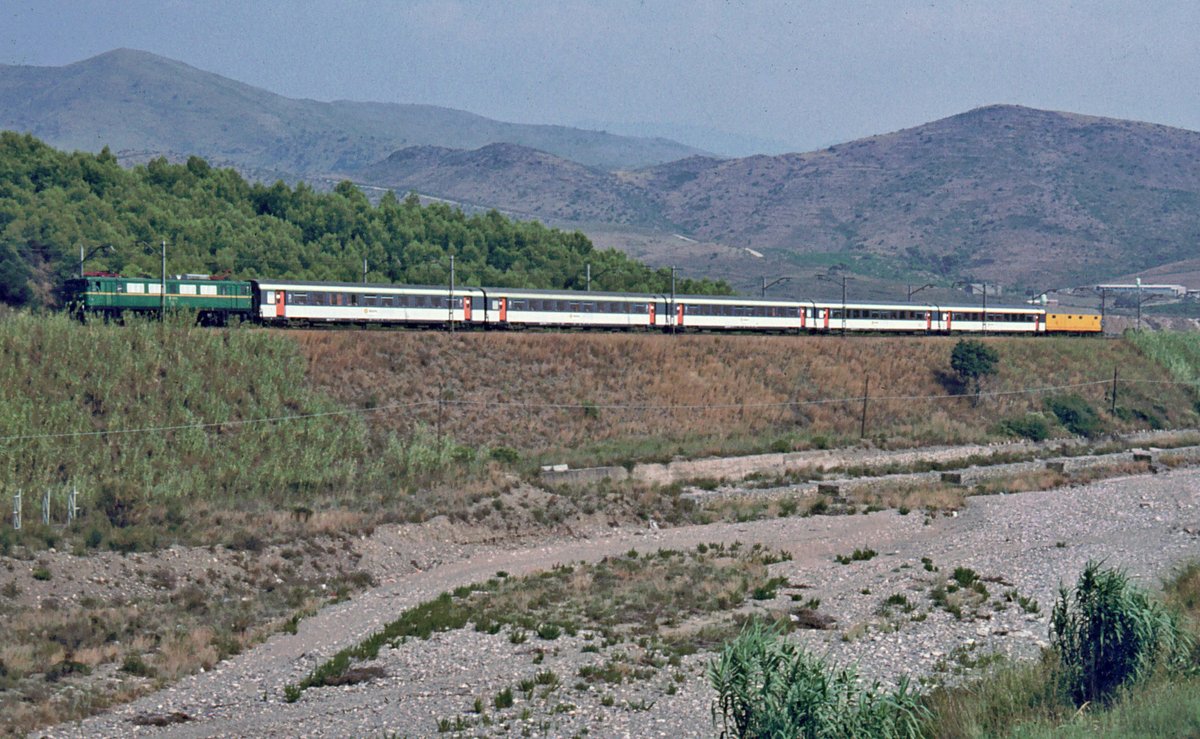 enric_marc's tweet photo. Japo 269 con 5 coches franceses Corail a mediados de los 80 y al final uno de Correos llegando a Llançà foto de Heidiland #renfe #corail #llançà #ferrocarril #tren #trenni #train https://t.co/wtOaaSMMoI