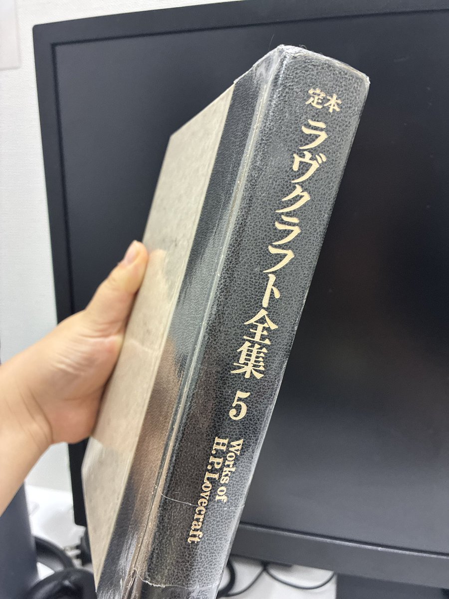 24moth8's tweet photo. #ゲームマーケット2026秋 で販売する『The Fanatic of INNSMOUTH』の原作にあたる「インスマウスの影」を読みました📚300ページ一気読み、楽しい読書体験でした
原作の世界観を無電GAMESなりに解釈してゲームやブースに落とし込むべく日々奮闘中です💪
#無電GAMES https://t.co/PjWyKUJHGo