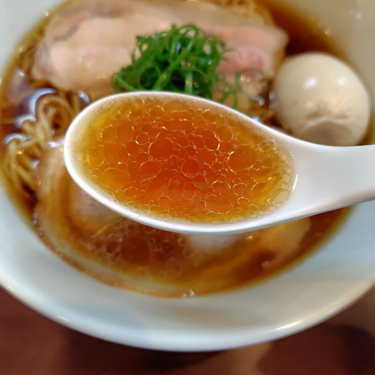 ramenmaster777's tweet photo. とものもと@船橋市
🍜らーめん🍜
+味玉

夏季限定の冷やしつけ麺も食べたかったけど4月にリニューアルされたラーメンを！

感動する美味しさでした😋

・営業時間
10:00〜15:00(L.O)

・定休日
月、火
#とものもと https://t.co/fqMt4fFcEG