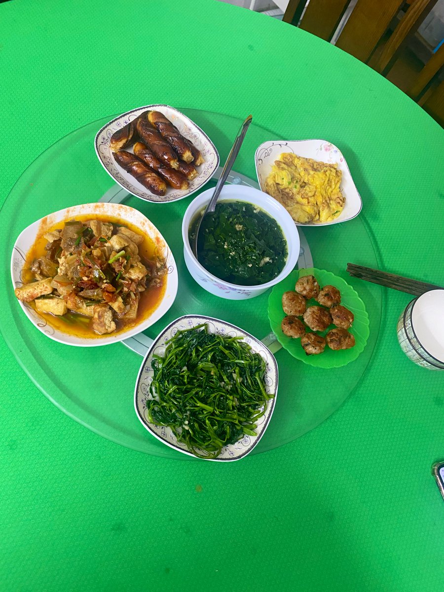 negi8496's tweet photo. Đến hẹn lại lên : 
khung giờ " KHỦNG BỐ"Đồ ăn đến rồi đây 😋

Hai mẹ con ăn đơn giản ngày mưa gió thê thui 😉
Trứng rán , chúc chích tự làm , bát canh rau ngót thịt băm . 

Mình cá là bạn thích ăn canh rau ngót thịt băm giống mình . 

Cơm tối ngon miệng cùng vũ nha 🔋