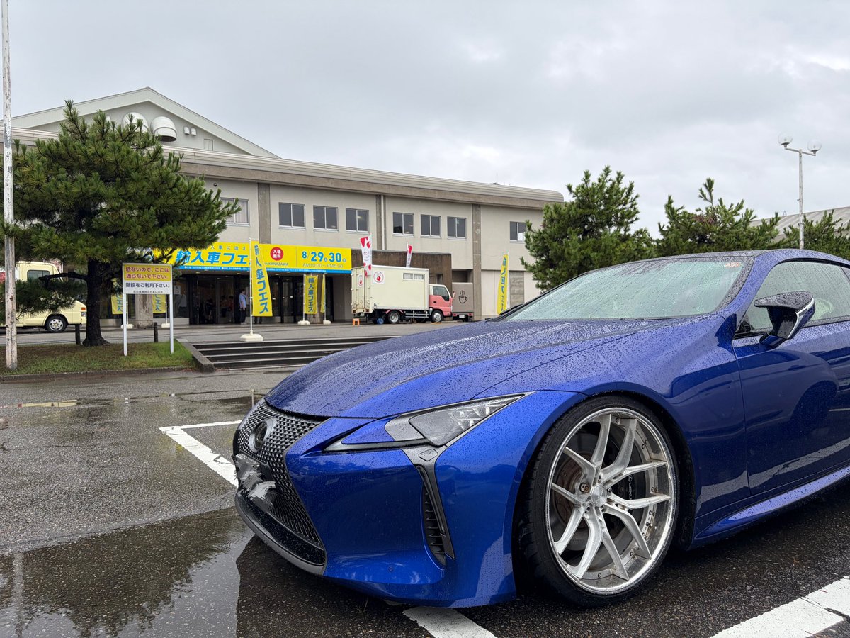 LC_HAL's tweet photo. 雨の中憂鬱だったけど輸入車フェス行ってきました〜

これといってお目当ての車は無かったけどアストンマーティンはLCに近いものを感じたから一回は乗ってみたいね。 https://t.co/IsHVSXIoMT