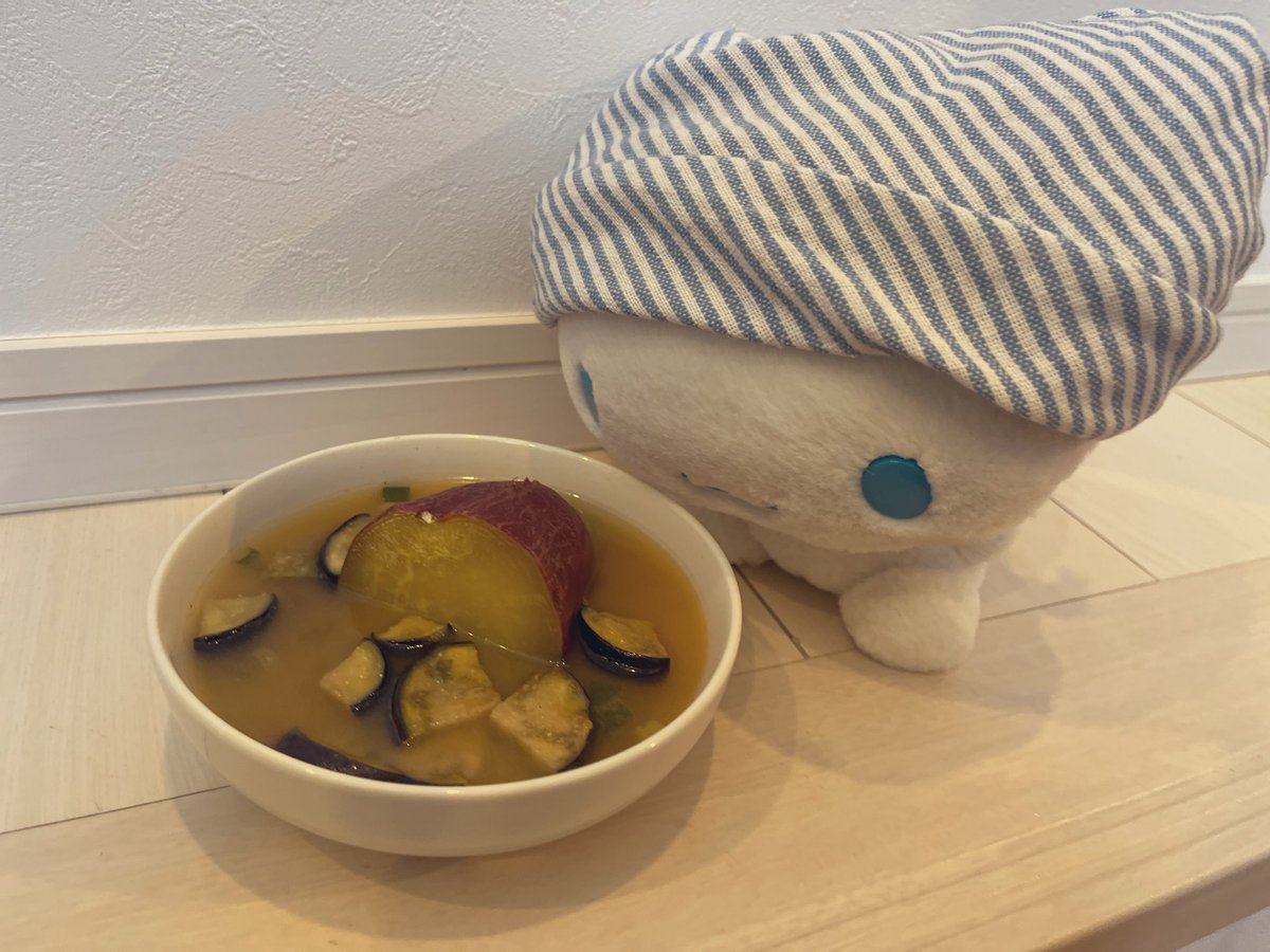 cinnamon_withme's tweet photo. すたシナが

「おやつは炊飯器でむした
さつまいも🍠なのよ。
あんのういも手に入ったから
蒸したらとーっても甘かったのよ。
お味噌汁にも入りたらいいかなって」

ありがとう。
愛も芋もでかいよ。 https://t.co/rV08S0MR1R