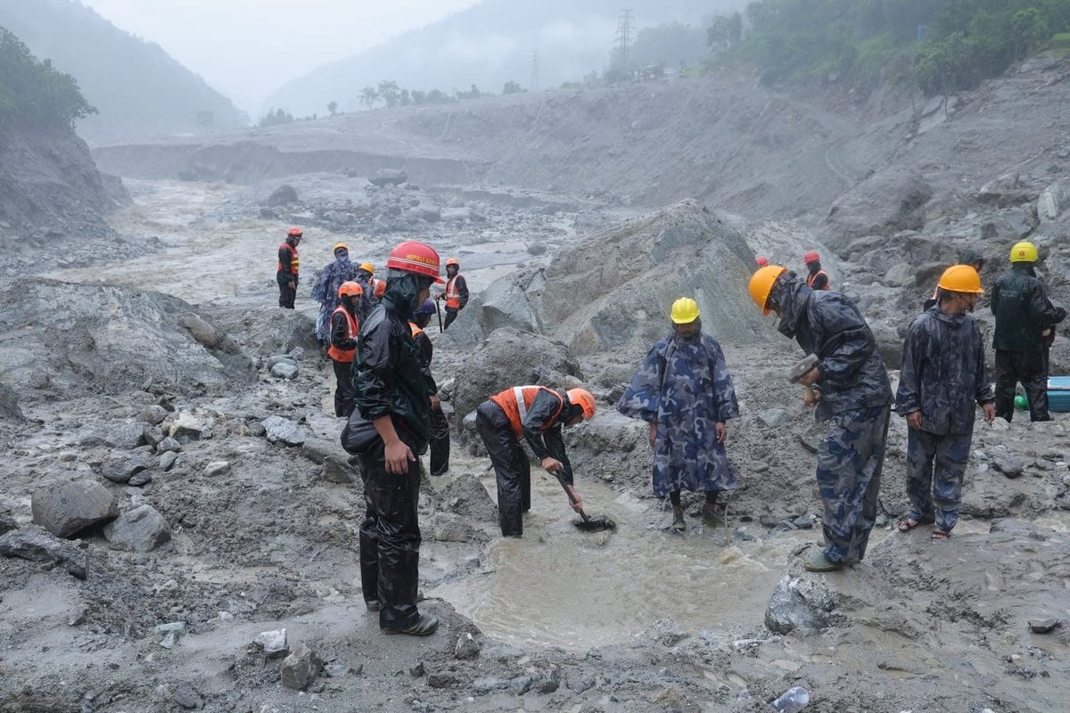 PM_nepal_'s tweet photo. रसुवास्थित त्रिशूली ३ 'ए' जलविद्युत् आयोजनाको टनेलभित्र फसेका मानिसहरूको उद्धारका लागि सरकारले विगत दुई दिनदेखि प्रयास जारी राखेको छ। सोही क्रममा शनिबार बिहानैदेखि सुरुङको मुख खोल्ने कार्यलाई थप तीव्र पारिएको छ।

​टनेलभित्र मानिसहरू फसेको गुनासो आएपछि सरकारले प्राथमिकताका साथ उद्धार टोली परिचालन गरी लेदो तथा भग्नावशेष पन्छाउँदै सुरुङको प्रवेशद्वार खोल्ने कार्यलाई अघि बढाएको हो।
​सुरुङको मुख खोतल्न र खोजी कार्यलाई द्रुत गति दिनका लागि हिजो रातिदेखि नै नेपाली सेनाका ६२ जना तथा सशस्त्र प्रहरी बल नेपाल र नेपाल प्रहरीका २० जना गरी कुल ८२ जनाको संयुक्त टोली निरन्तर खटिएको छ। सो क्षेत्रमा प्रतिकूल मौसम कायम रहेकाले उद्धार प्रयास भने निकै चुनौतीपूर्ण बनेको छ।

​यसैबिच, उद्धार सहायताका लागि आएको भारतीय टोली हाल त्रिशूली पुगेको छ। भारतीय टोलीले हेलिकप्टरमार्फत चिलिमे र लाङटाङ क्षेत्रको प्रारम्भिक अनुगमन (रेकी) गरी आवश्यकता अनुसार थप उद्धार कार्य अघि बढाउने योजना बनाएको छ।