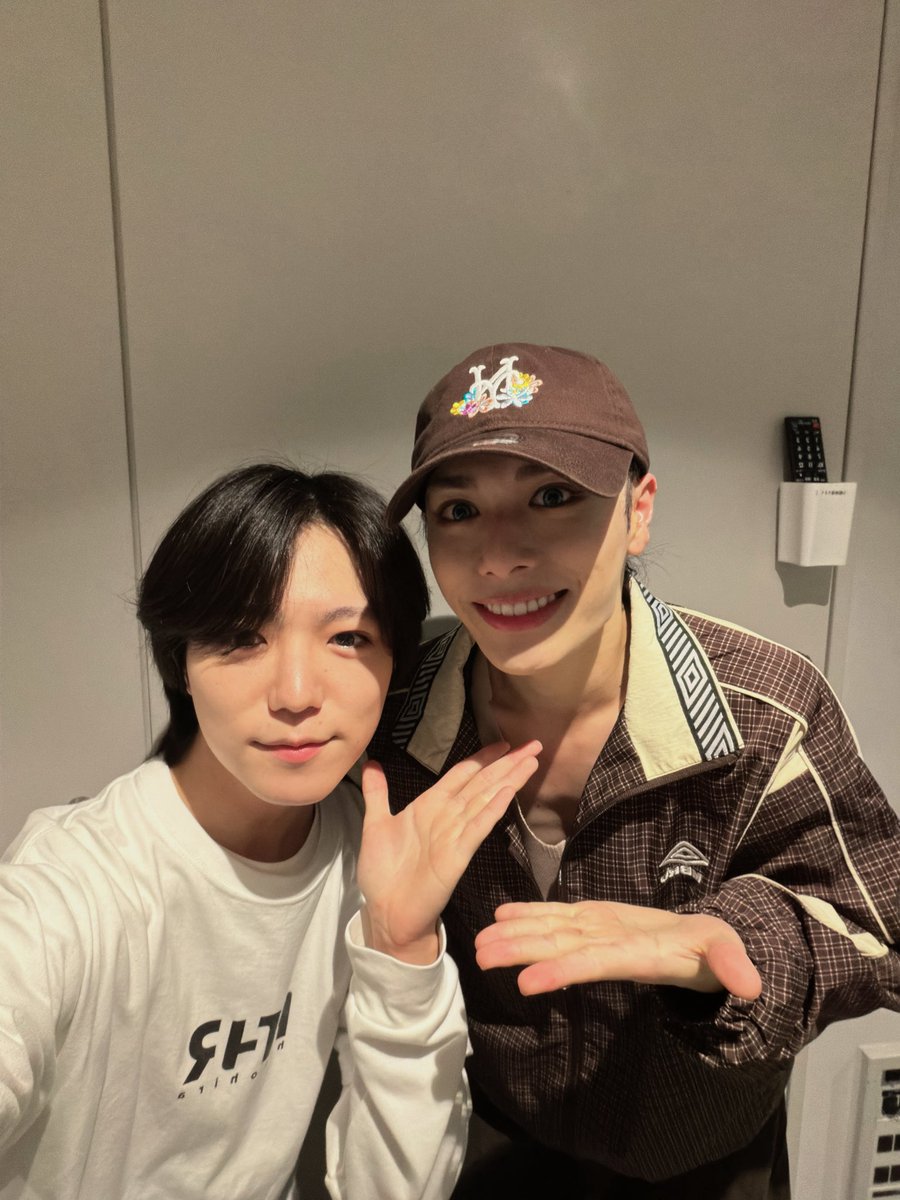 toshi__joy's tweet photo. Omotenashi Stage『18TRIP』
-R1ze＆Ev3ns-
観劇してきました！

作品に携わる皆さんの本気度が超伝わりました！
素晴らしかったです！

いつも仲良くしてもら��てる琴之丞役 岡村さんに、初めましてのあく太役 河村さん！
河村さんは仲良くなりすぎてくんちゃんと呼ぶことになりました！
#おもステ https://t.co/WwL5LU4zD3