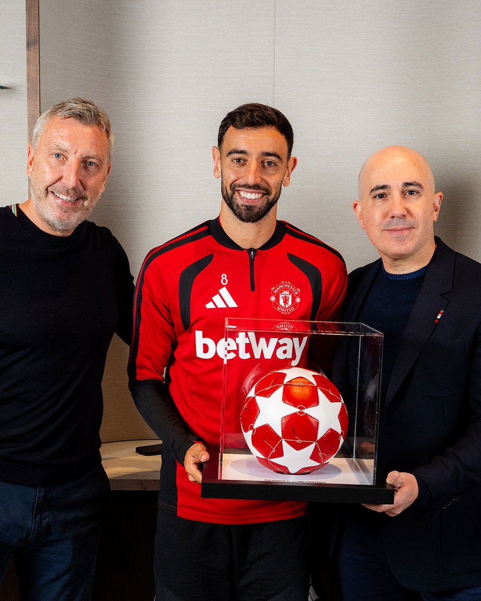 ManUtd's tweet photo. Presenting our PFA Player of the Year with a commemorative football, created by United fan @JonPaul ⚽️

Inspired by an Opta graphic, Bruno's 21 Premier League assists are hand-stitched into leather sourced from Portugal 🇵🇹

A work of art, for a true artist 👨‍🎨
