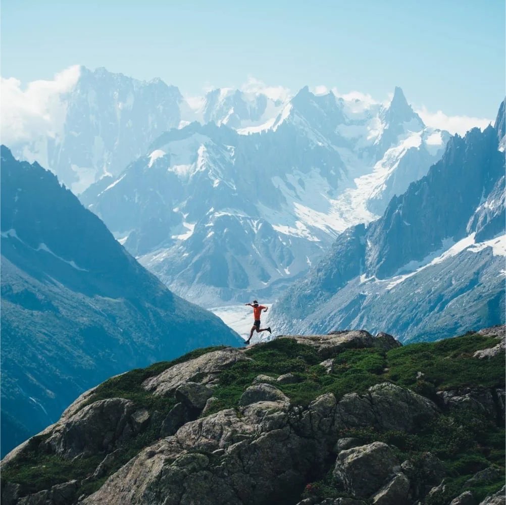 Kulturlesite_'s tweet photo. 🚨🏃 MONSTRUEUX 

L’Américain Ben Dhiman REMPORTE L’ULTRA DU MONT BLANC avec un CHRONO RECORD de 18h16min29sec🤯

🏃‍♂️ 174 kilomètres
📈 9 700 mètres de D+
🌍 3 pays : France , Italie et Suisse
🏔️ Tour complet du massif du Mont-Blanc https://t.co/Aj5Fj4C80b