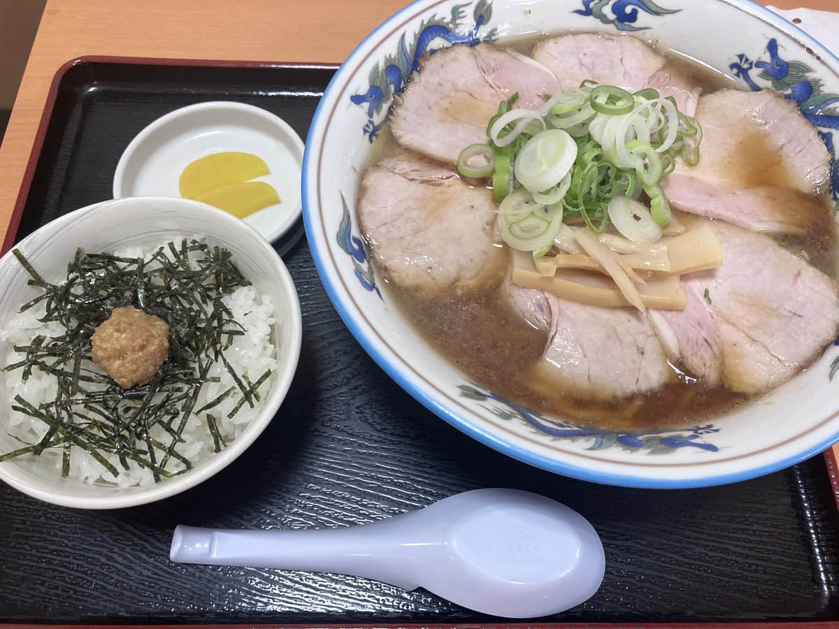 kochakin's tweet photo. 映画のあとリベンジ旭川ラーメン天金さん
ちょっと待ったら入れたー！
やっぱり味がいいので食べたくなってしまうお店
ツルツルの麺も素晴らしいし、
スープをご飯染みさせてもいい！
どんぶり全部あっという間に空っぽになってしまうくらいにうんまかったー！ https://t.co/kAEg5M3Eo3