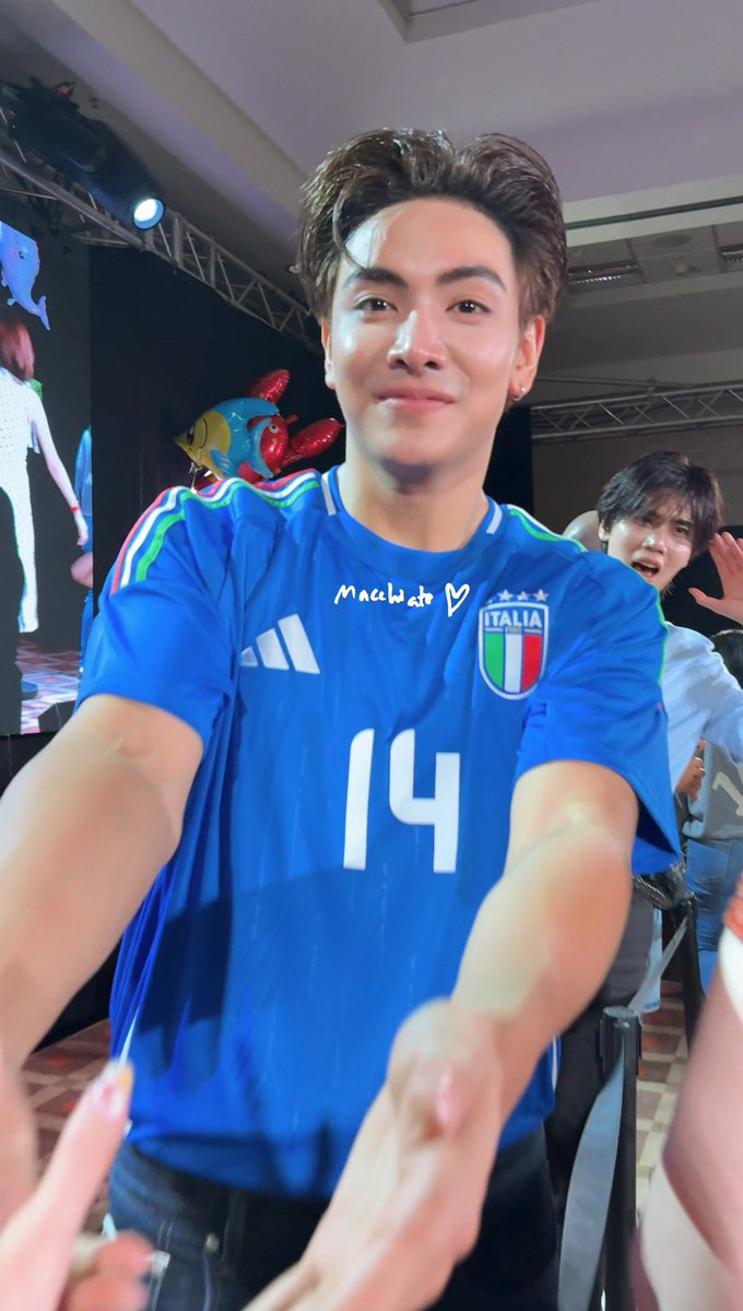 dunkiecute's tweet photo. di event hari ini acen sampe nangis jangan jahat² sama dia guys, jangan nuntut banyak hal ke dia kasian loh anakku juga bisa cape 🫂❤️

maaf salfok sama yg dibelakang natnut bisa diam dulu tidak heboh banget kamu nak 😭🙏🏻

JOONGDUNK AMANO L'ITALIA
#JoongDunk2ndFMinRome https://t.co/vDCdLKEoFq