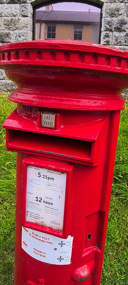 MEIRIONYDDPHOTO's tweet photo. #PostboxSaturday 
#LetterboxSaturday 
By #Caernarfon castle walls https://t.co/XYEvZxgnmh