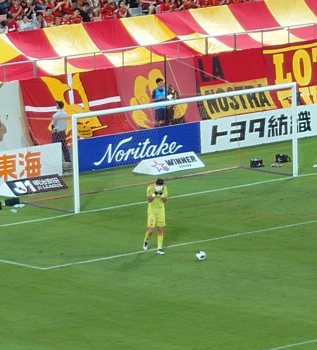 guri_gura2010's tweet photo. 最後は皆で耐えた

終了の笛が鳴り、顔を覆うピサノ
真っ先にピサノのもとへと駆け寄るカツ

#ピサノアレクサンドレ幸冬堀尾
#中山克広
#grampus https://t.co/rKMOX9HTpU