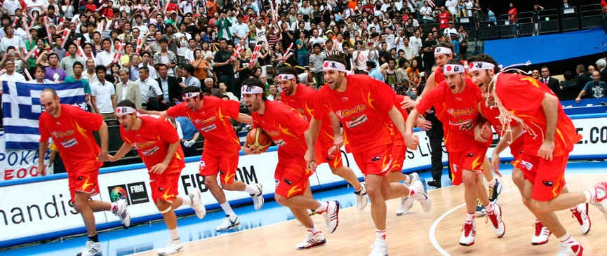 2010MisterChip's tweet photo. La selección española de baloncesto ha perdido 13 de sus últimos 25 partidos, una racha que no se daba desde hacía 25 años (también 13 derrotas en 25 partidos, disputados entre 1999 y 2001). Entonces apareció una generación asombrosa que nos rescató de la mediocridad en la que estábamos sumidos, después de la sorprendente y meritoria plata ante Italia en Paris-Bercy 1999. Hoy parece complicado sacar la cabeza del pozo en el que estamos. Ahora somos menos que Portugal (selección contra la que nunca habíamos perdido en 90 años y que nos ha ganado ya 2 veces en casa en 12 meses), hemos caído (junto a Chipre) en una fase de grupos de EuroBasket en la que pasaban 4 de 6 equipos y no le ganamos a un rival de prestigio desde la victoria contra Grecia en los JJOO de 2024 (donde también caímos en la primera ronda). Estamos, de nuevo, instalados en la mediocridad y solo los mediocres se resisten a reconocerlo. Es extremadamente doloroso, pero es lo que hay.