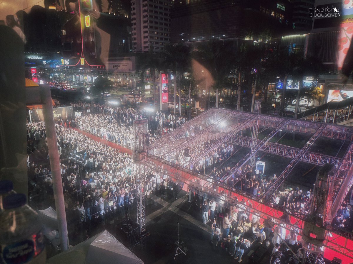 TrendForAAS's tweet photo. ดวงดาวพร้อมส่องสว่างแล้วค่ะ ไม่ว่าฝนจะตกหรือมีอุปสรรค์อะไรทุกคนพร้อมผ่านมันไปกับแฟนบอย ✨💫

 WELCOME RISING THIRDWAN 
#FanboyGalaNight https://t.co/Z4GoTlDEdJ