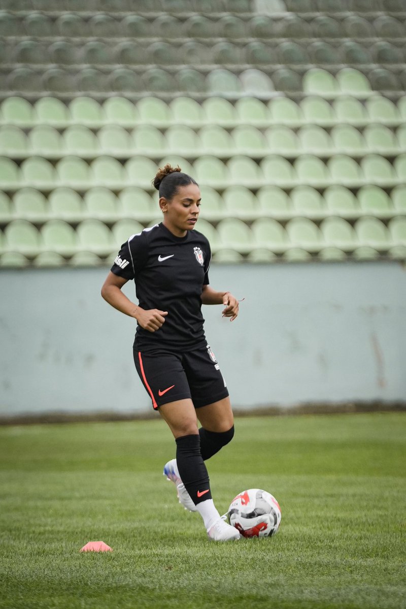 BJKKadinFutbol's tweet photo. Isınmak için sahadayız. 🔥 https://t.co/SPjJJJrPZN