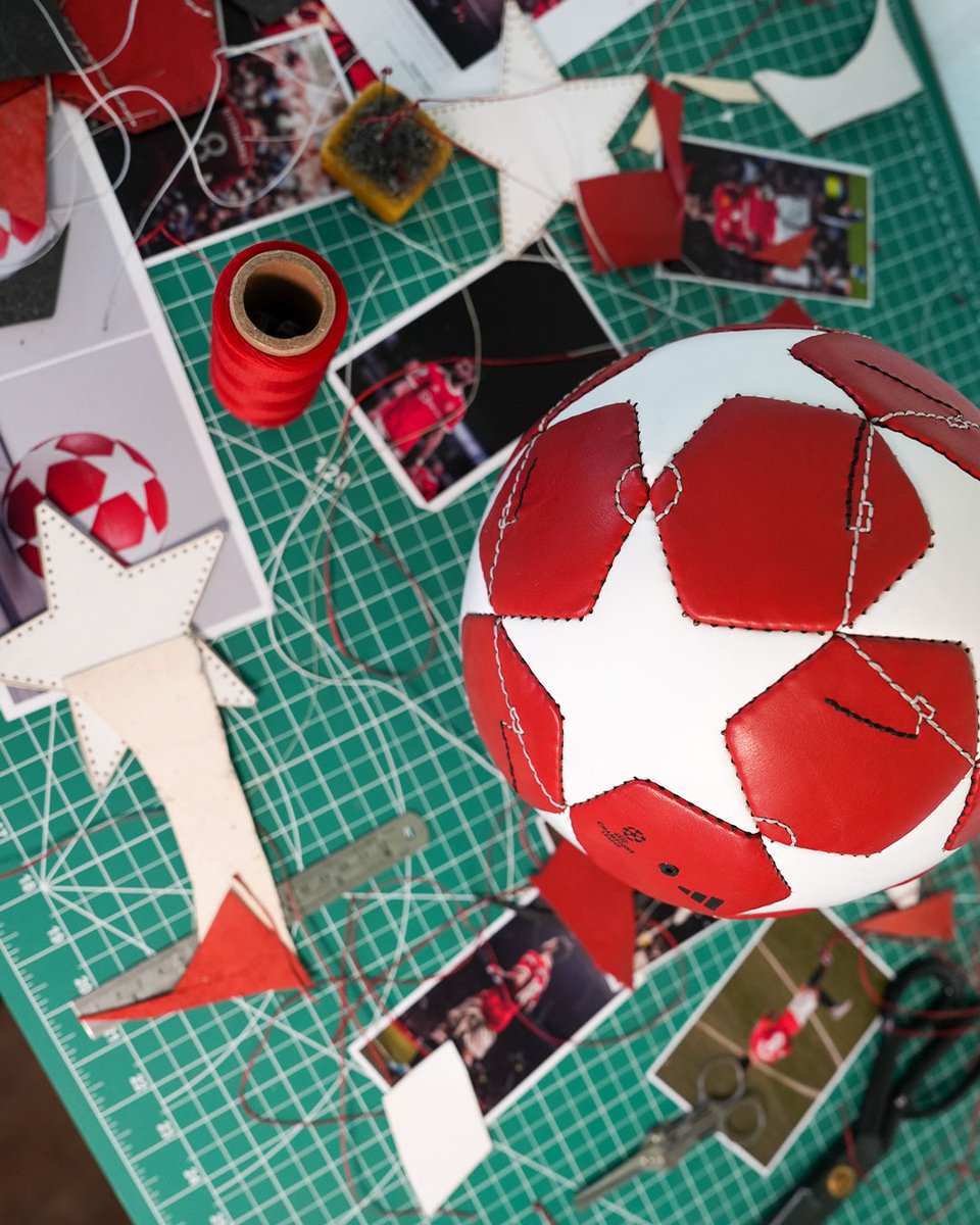 ManUtd's tweet photo. Presenting our PFA Player of the Year with a commemorative football, created by United fan @JonPaul ⚽️

Inspired by an Opta graphic, Bruno's 21 Premier League assists are hand-stitched into leather sourced from Portugal 🇵🇹

A work of art, for a true artist 👨‍🎨