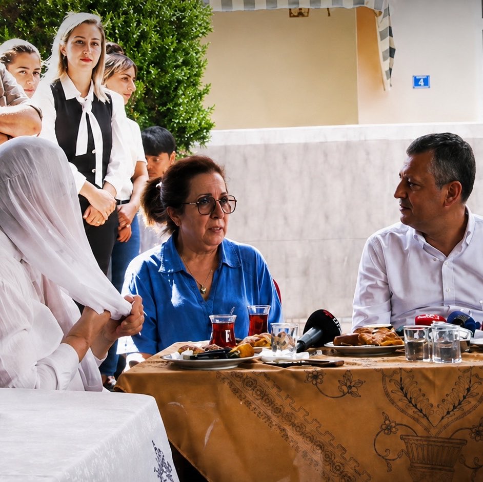ajansmuhbir1923's tweet photo. Özgür Özel, “sürprizi ağzından kaçırdım” diyerek kadınlara sürpriz açıkladı:

“Çalışma imkanı yoksa ev hanımının, evde çalışan, evin işini yapan hanımın sigortasını devlet ödeyecek, ev hanımları evde çalışarak emekli olacaklar.” https://t.co/ABDF0ZNGop