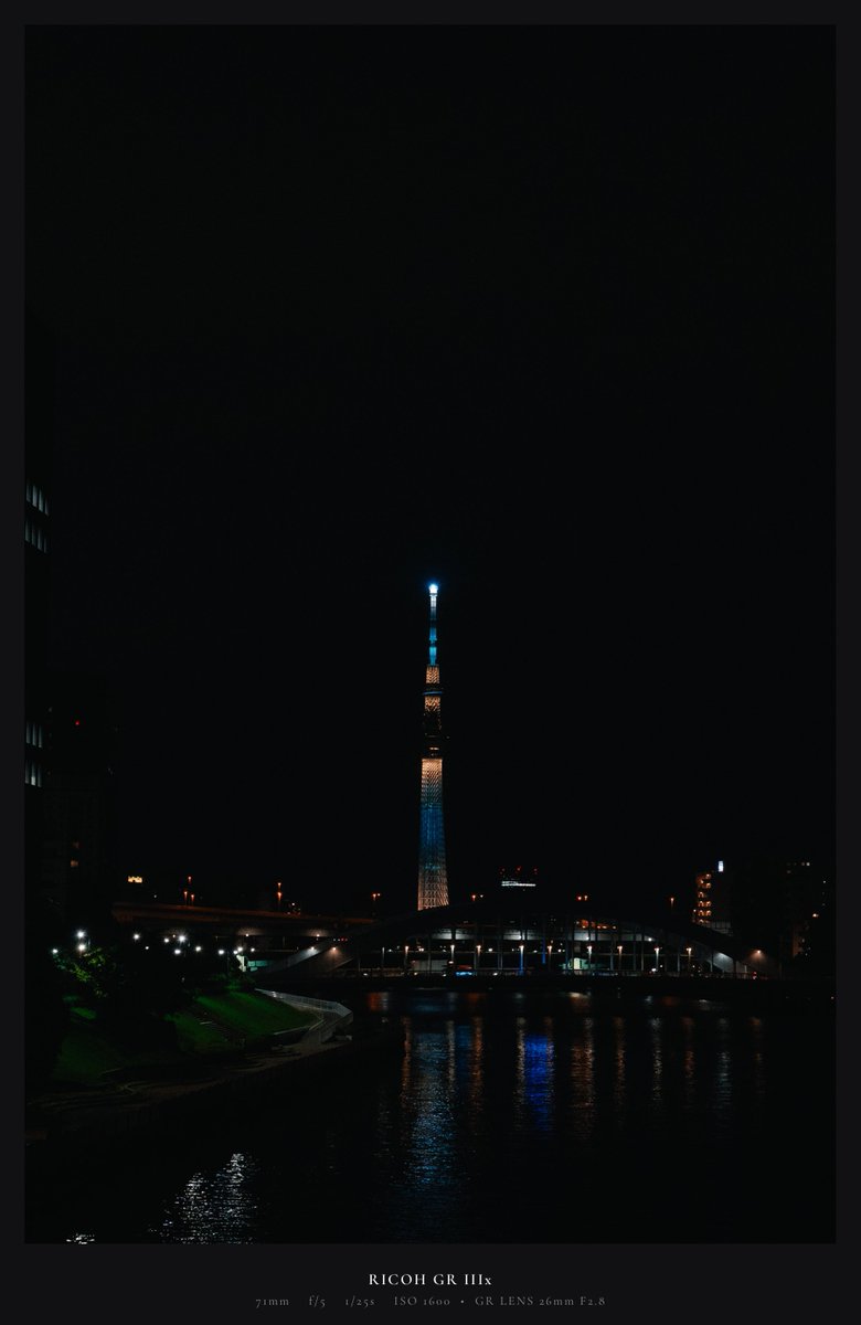 RXIXGXN's tweet photo. Tokyo Night Walk.
.

遠くに見える夜の光と、街角に残る緑の灯り。

#GRIIIx #東京夜景 #streetphotography #スナップ https://t.co/eWl9CAGzOL