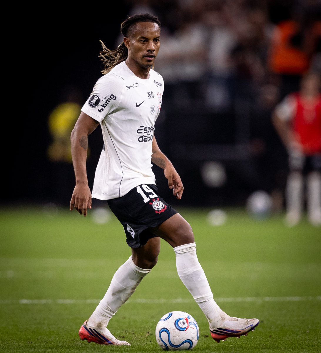 MeuTimao's tweet photo. ⚠️ | Corinthians organiza agenda de renovações para setembro; Carrillo pode abrir a fila

O Corinthians deve começar a discutir, em setembro, as situações dos sete jogadores que têm contrato até o fim da temporada. Segundo o Meu Timão, o volante André Carrillo deve ser um dos primeiros procurados pela diretoria para tratar de uma possível renovação.

Aos 35 anos, o peruano soma 107 jogos pelo Timão, com três gols, seis assistências e três títulos.

📸 Rodrigo Coca / Ag. Corinthians