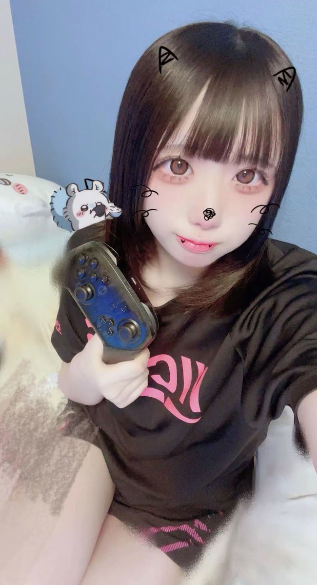 1z3ye's tweet photo. 前と今！
有線イヤホン壊れたから買い直したら2000円もした(T^T)
 #自撮り  #jk https://t.co/OmE1SC3SLA