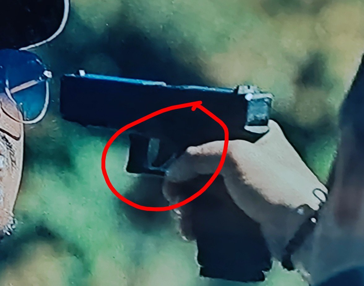 acro_l's tweet photo. @perezreverte @Chavacartas Me pareció muy buena pero...
Un policía sabe que cuando desenfunda es porque hay un riesgo real de usar el arma.
Puede hacerlo con el dedo fuera del gatillo si no es inminente el peligro y después apoyarlo si aumenta.
En una situación así, no se sostiene no apoyar ese dedo antes. https://t.co/02eSApiSDz
