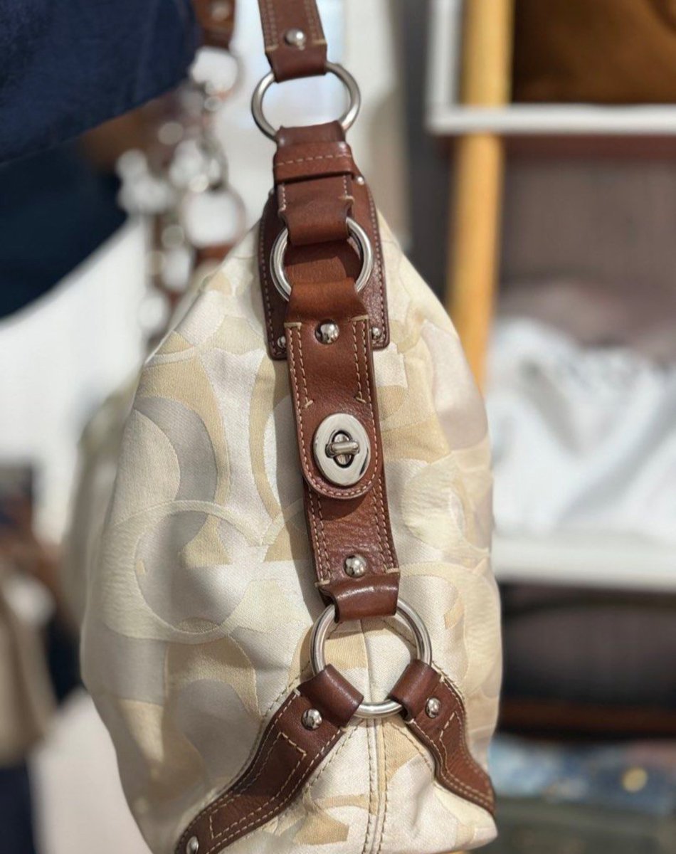 intankumaleppf's tweet photo. WTS signature coach c carly hobo bag cream color

pemakaian wajar
sudah SPA

https://t.co/1S1dgkWjBN for price

#wts #zonabealanja #zonauangㅤ #bag https://t.co/bHZDhQrOOa
