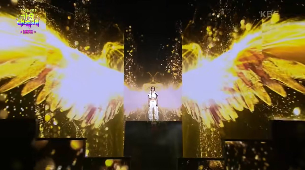 BoAsoba's tweet photo. #BoA has the energy of that of an immortal phoenix 🔥
#BoAkwon #보아 https://t.co/0WfFPjQKGi