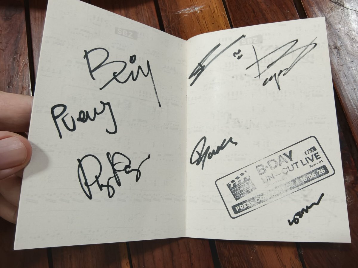 Nikira119's tweet photo. ขายครับ รับได้หลังคอนจบวันนี้ครับ มีลายเซ็น ศิลปินทุกคนเลยครับ Soul After Six PAUSE NADIA Crescendo ราคาทักมาคุยกันได้เลยครับ
#sbz
#BDAYConcertSeries https://t.co/IRtu7Gr0kS